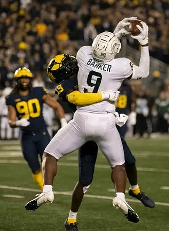 Mike Morris (90) and Rod Moore (19)