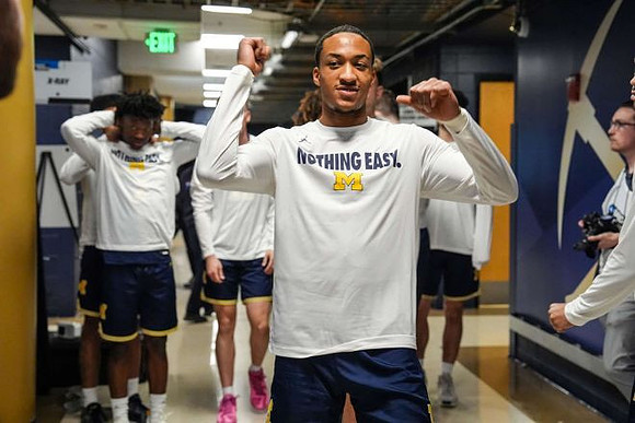Nimari Burnett (4) and Michigan Team