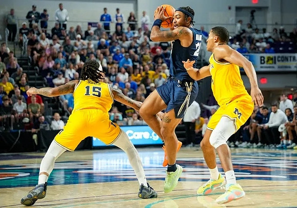 Rubin Jones (15) and Nimari Burnett (4)