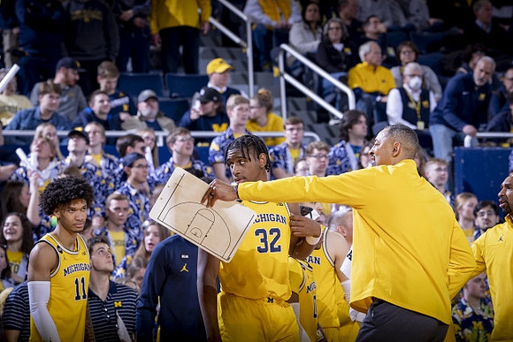 Isaiah Barnes (11), Tarris Reed Jr. (32), and Juwan Howard