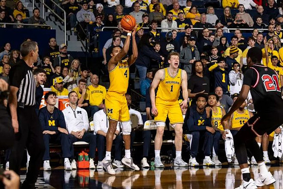 Nimari Burnett (4) and Michigan Team