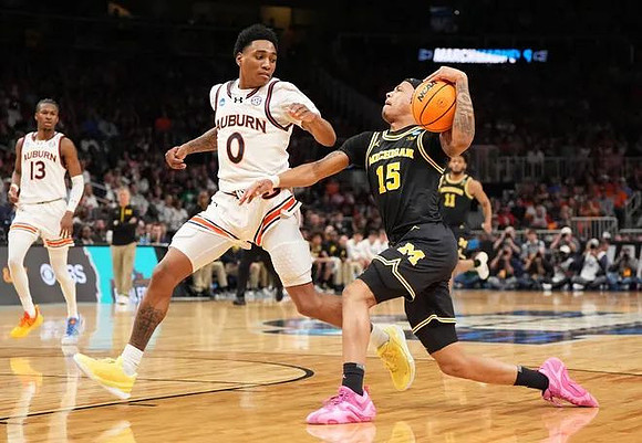 Rubin Jones (15) and Roddy Gayle Jr. (11)