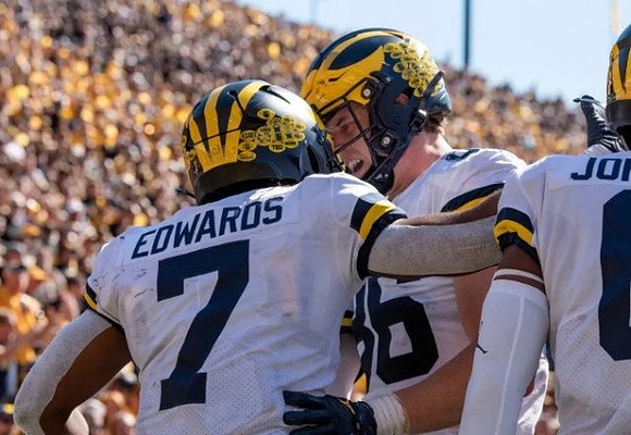 Donovan Edwards (7) and Luke Schoonmaker (86)