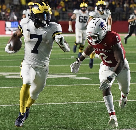 Donovan Edwards (7) and Zak Zinter (65)