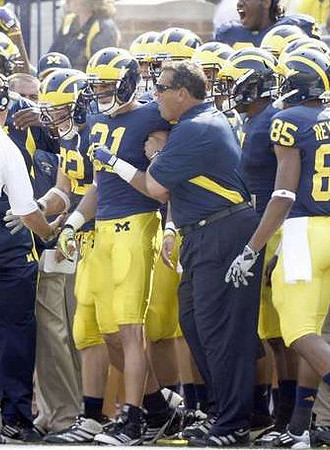 Junior Hemingway (21), Brady Hoke, and Joe Reynolds (85)
