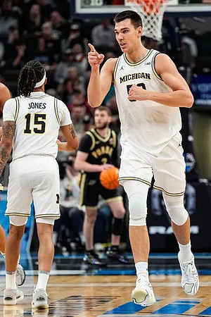 Rubin Jones (15) and Vladislav Goldin (50)