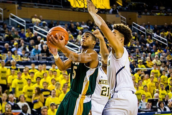 Zak Irvin (21) and D.J. Wilson (5)
