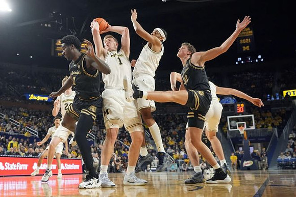 Justin Pippen (10), Sam Walters (24), Danny Wolf (1), Roddy Gayle Jr. (11), and Will Tschetter (42)