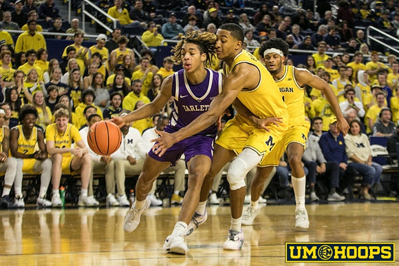 Nimari Burnett (4) and Roddy Gayle Jr. (11)