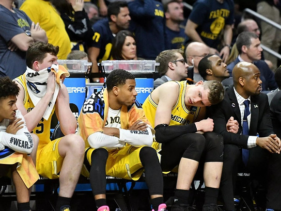Jordan Poole (2), Jon Teske (15), Jaaron Simmons (5), Moritz Wagner (13), and Deandre Haynes