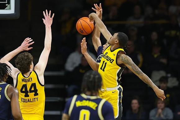 Dug McDaniel (0) and Jett Howard (13)