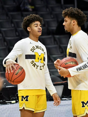 Jordan Poole (2) and Isaiah Livers (4)