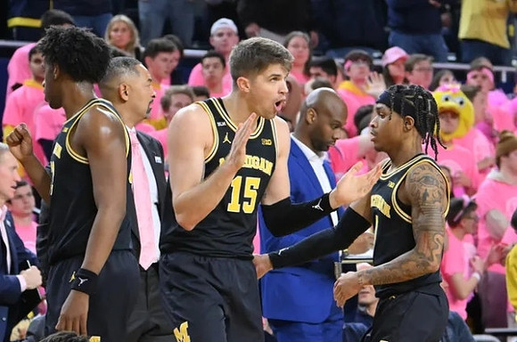 Tarris Reed Jr. (32), Juwan Howard, Joey Baker (15), and Dug McDaniel (0)
