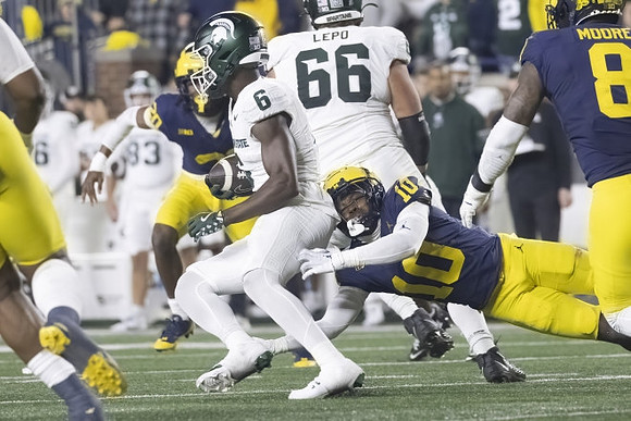 Zeke Berry (10), Jyaire Hill (20), and Derrick Moore (8)