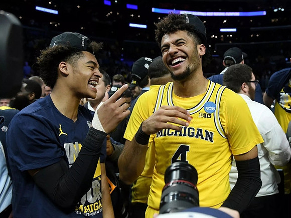 Jordan Poole (2) and Isaiah Livers (4)