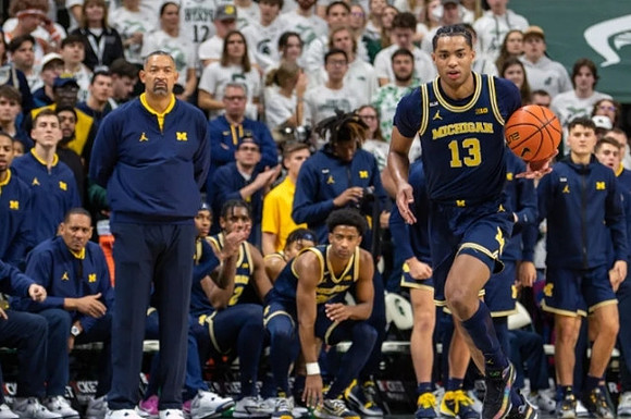 Jett Howard (13), Juwan Howard, and Michigan Team