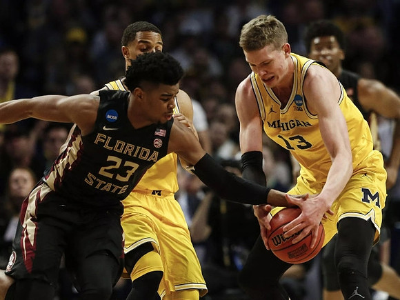 Jaaron Simmons (5) and Moritz Wagner (13)