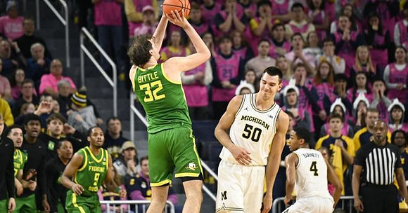 Vladislav Goldin (50) and Nimari Burnett (4)
