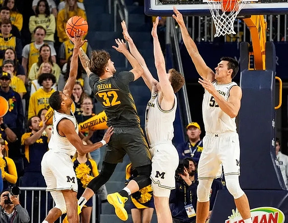 Nimari Burnett (4), Danny Wolf (1), and Vladislav Goldin (50)