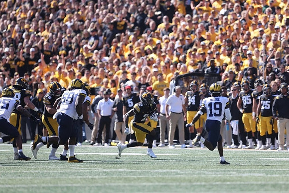 Mazi Smith (58) and Rod Moore (19)