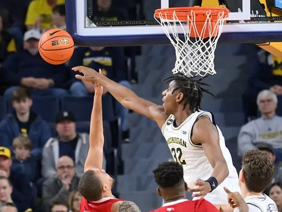Tarris Reed Jr. (32) and Will Tschetter (42)
