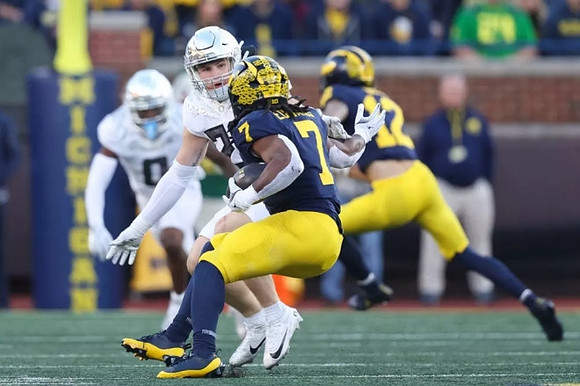 Donovan Edwards (7) and Kendrick Bell (12)