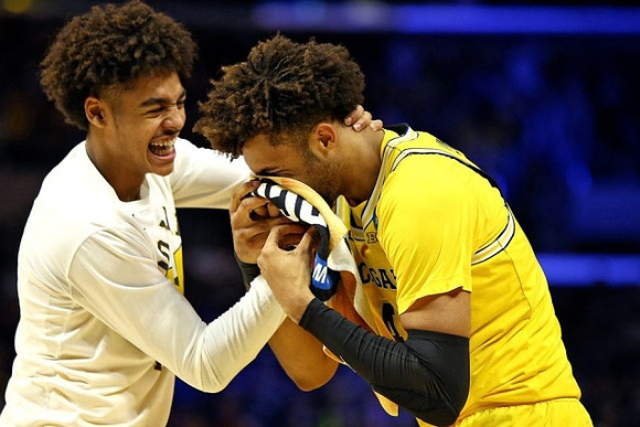 Jordan Poole (2) and Isaiah Livers (4)