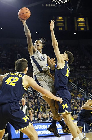 Will Tschetter (42) and Justin Pippen (10)