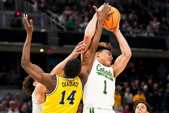 Moussa Diabate (14) and Eli Brooks (55)