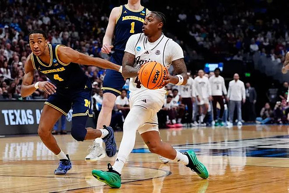 Nimari Burnett (4) and Danny Wolf (1)