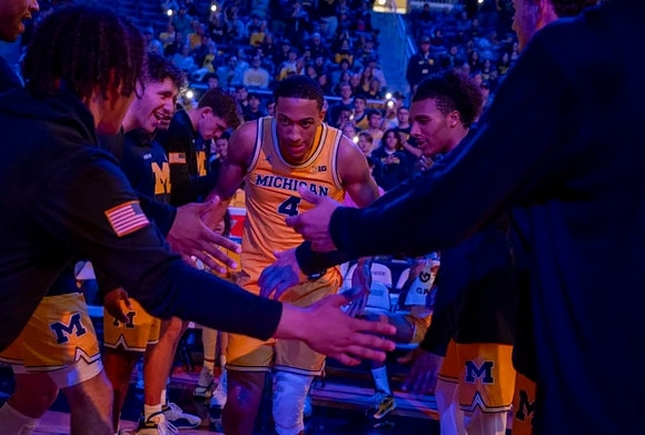 Nimari Burnett (4) and Michigan Team