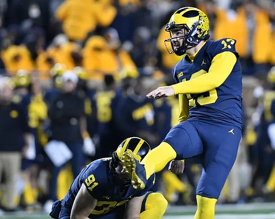 Brad Robbins (91) and Jake Moody (13)