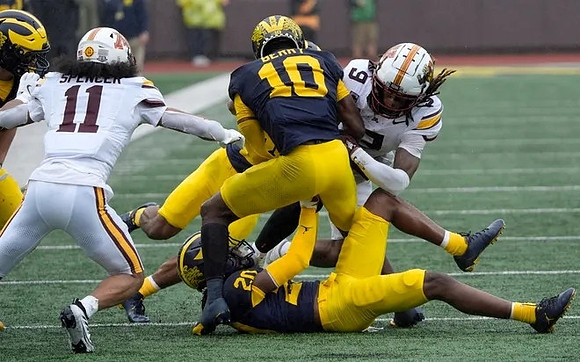 Zeke Berry (10) and Jyaire Hill (20)