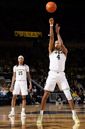 Rubin Jones (15) and Nimari Burnett (4)