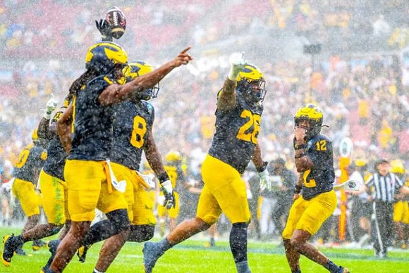 Derrick Moore (8), Rayshaun Benny (26), and Aamir Hall (12)