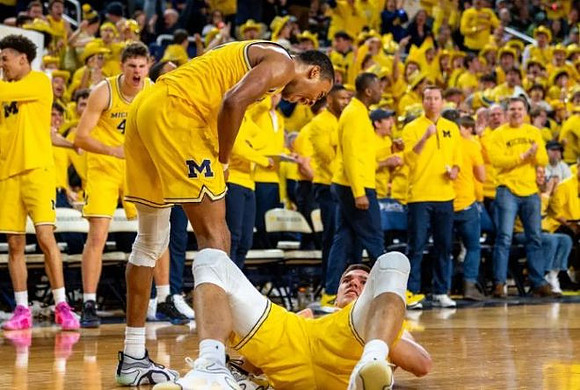 Nimari Burnett (4) and Vladislav Goldin (50)