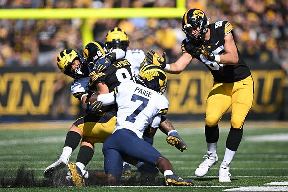 Rod Moore (19) and Makari Paige (7)