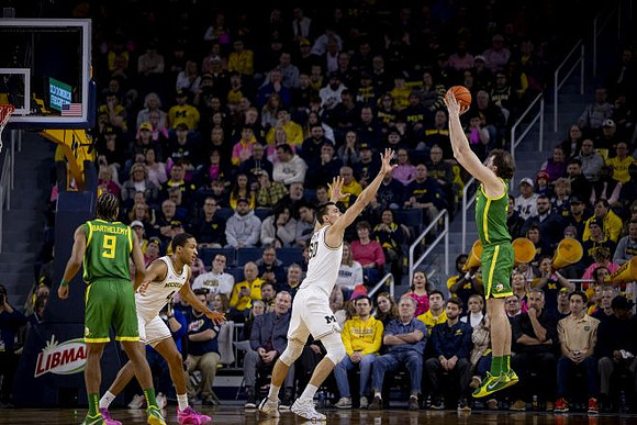 Nimari Burnett (4) and Vladislav Goldin (50)