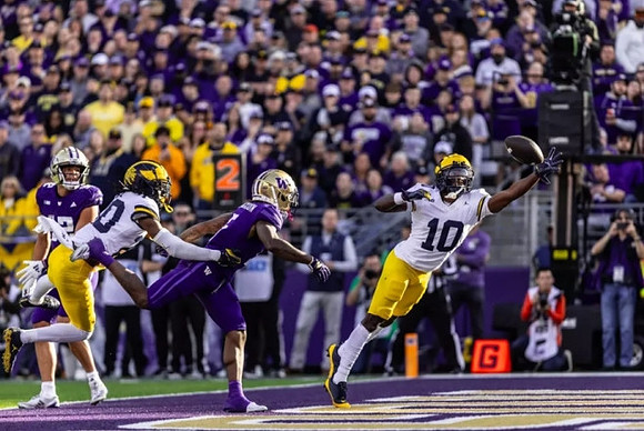 Jyaire Hill (20) and Zeke Berry (10)