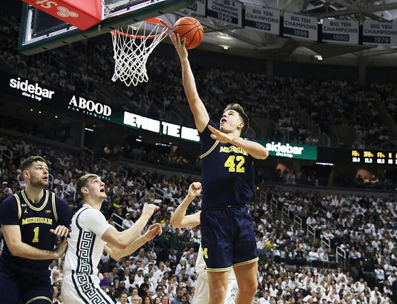 Hunter Dickinson (1) and Will Tschetter (42)