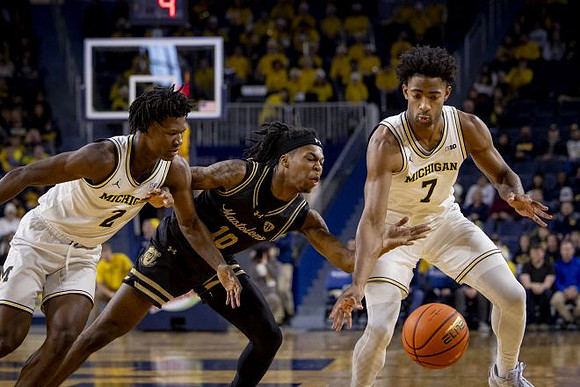 L.J. Cason (2) and Jace Howard (7)