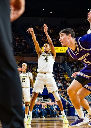 Rubin Jones (15) and Nimari Burnett (4)