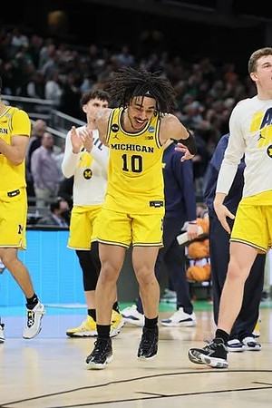 Frankie Collins (10) and Michigan Team