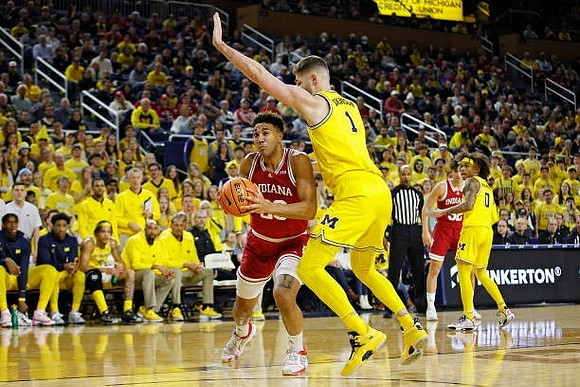 Hunter Dickinson (1) and Dug McDaniel (0)