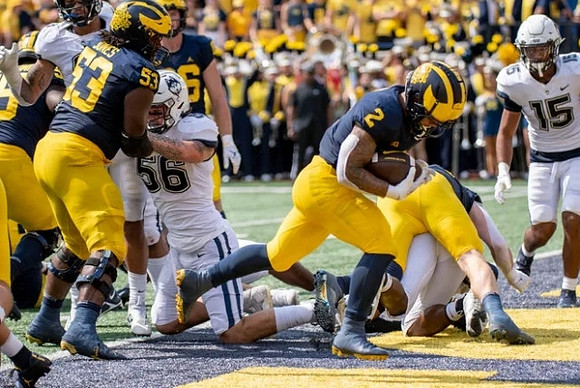 Trente Jones (53) and Blake Corum (2)