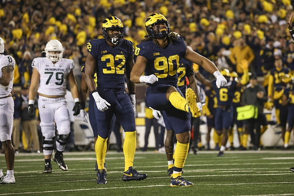 Jaylen Harrell (32) and Mike Morris (90)