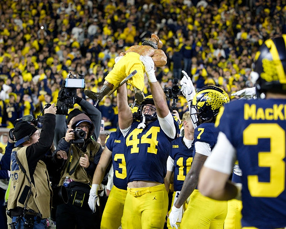 Max Bredeson (44) and Paul Bunyan Trophy