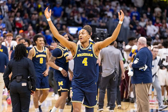 Nimari Burnett (4) and Michigan Team