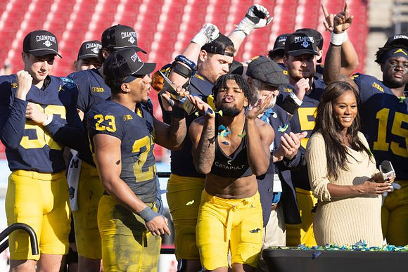 Jordan Marshall (23) and Michigan Team