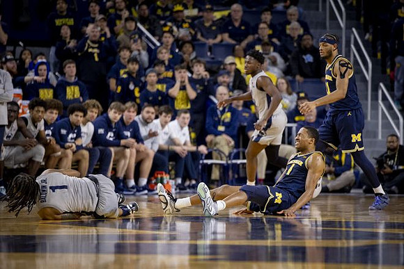 Nimari Burnett (4) and Roddy Gayle Jr. (11)